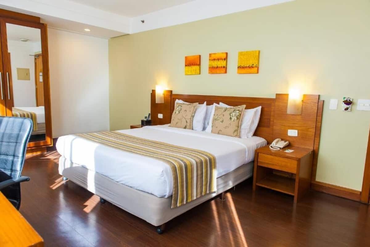 Superior kamer, 1 kingsize bed | 1 slaapkamer, een minibar, een kluis op de kamer, een bureau
