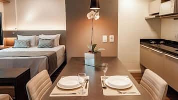 Deluxe Studio | Minibar, desk, laptop workspace, soundproofing