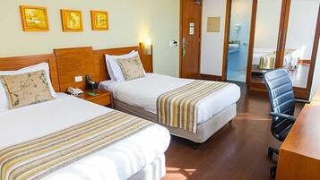 Quarto duplo superior, 2 camas de solteiro | Frigobar, escrivaninha, espaço de trabalho para notebook