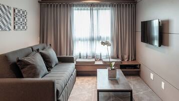 Suíte estúdio superior | Área de estar | TV LCD 37 polegadas com canais a cabo, TV