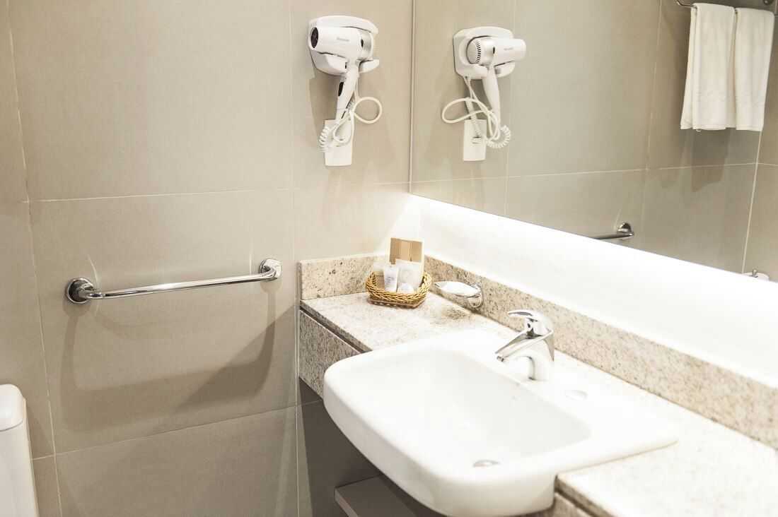 deluxe room | bathroom | shower, free toiletries, towels