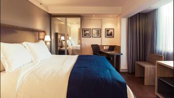 Business Room | Minibar, desk, laptop workspace, soundproofing