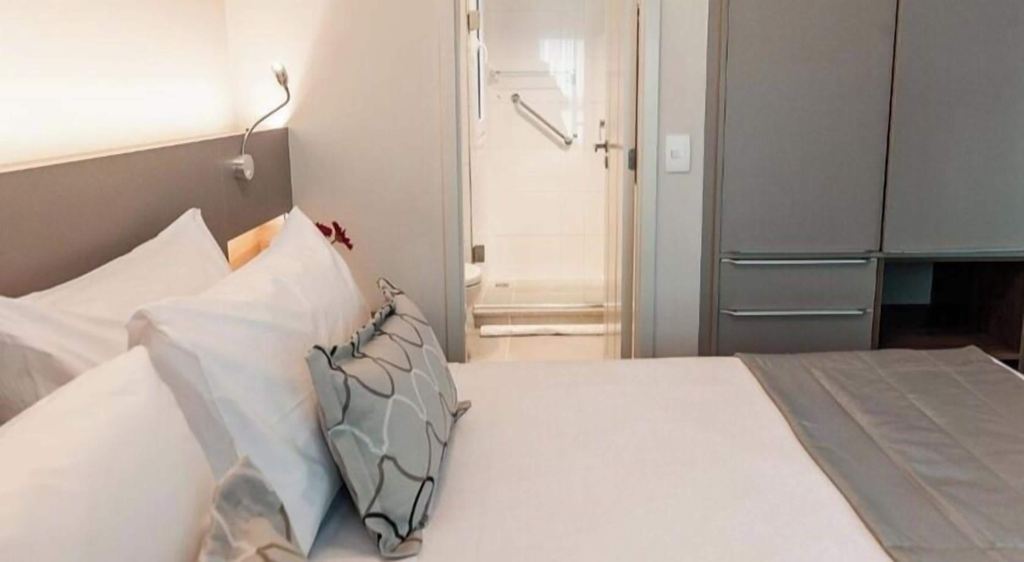 deluxe studio | minibar, in-room safe, desk, laptop workspace