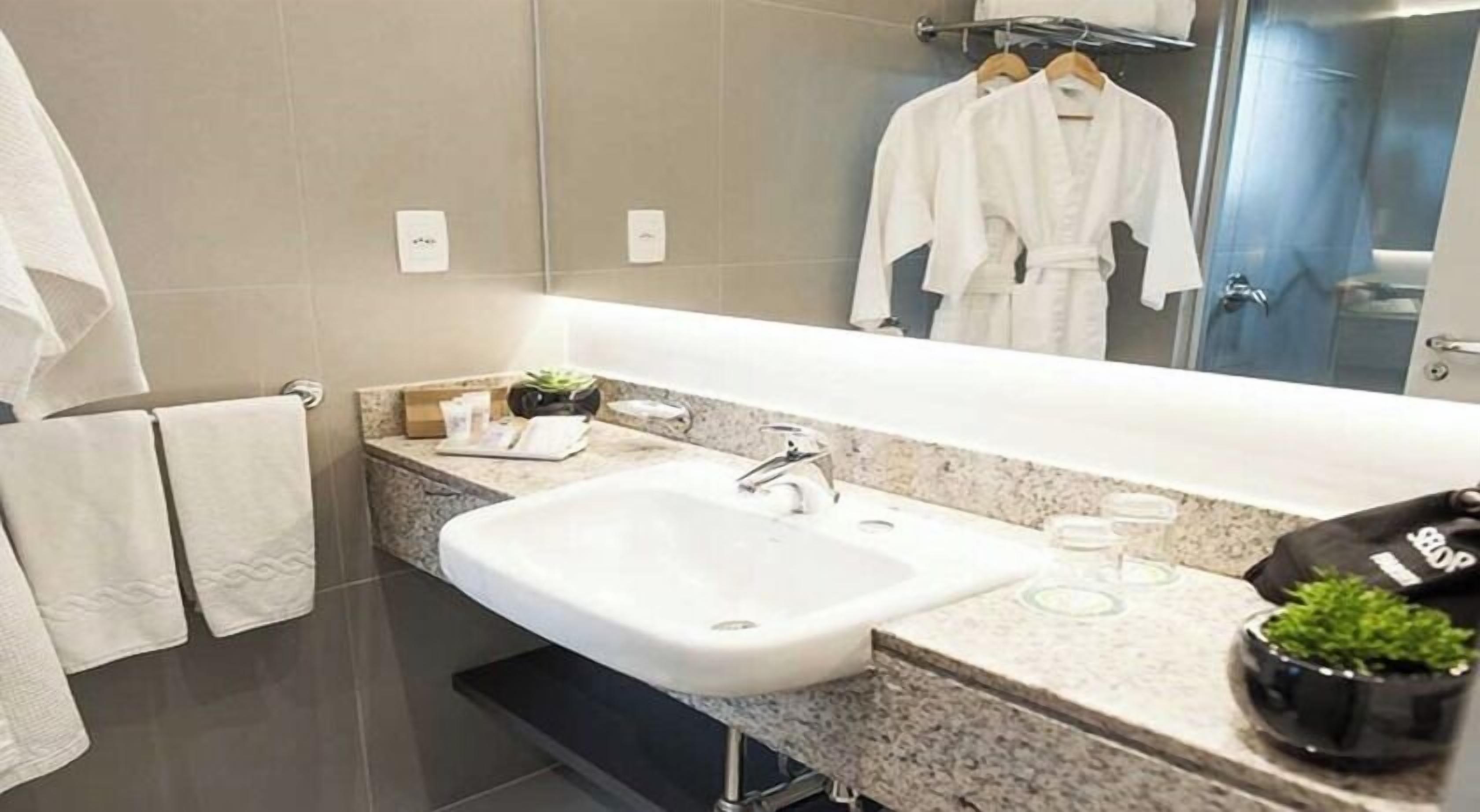 executive room | bathroom | shower, free toiletries, towels