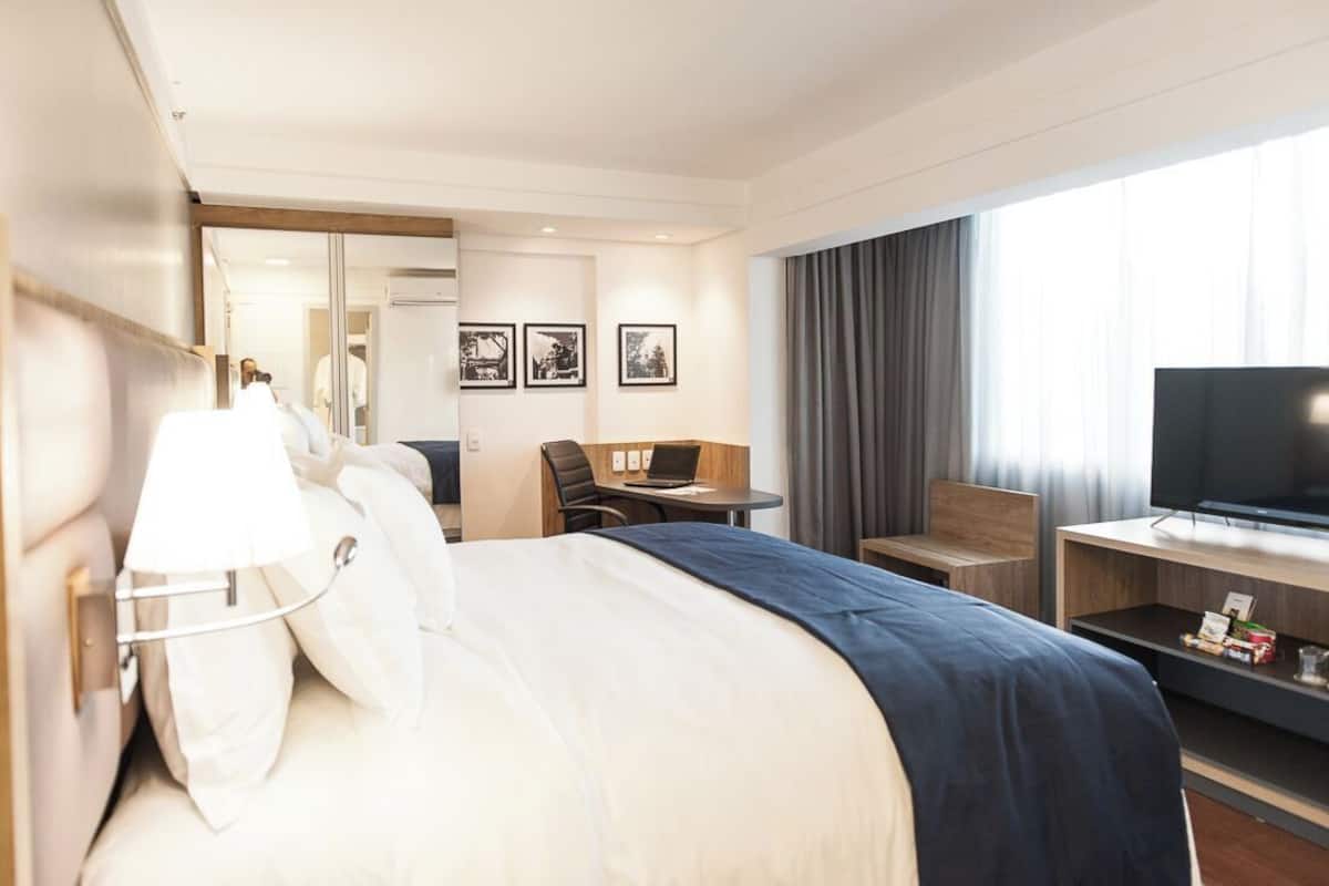 Executive Room | 1 bedroom, minibar, in-room safe, desk