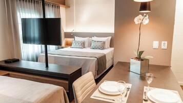 Estúdio luxo, 1 cama King e sofá-cama | Frigobar, escrivaninha, espaço de trabalho para notebook