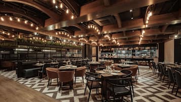 5 restaurants; breakfast, lunch, and dinner served