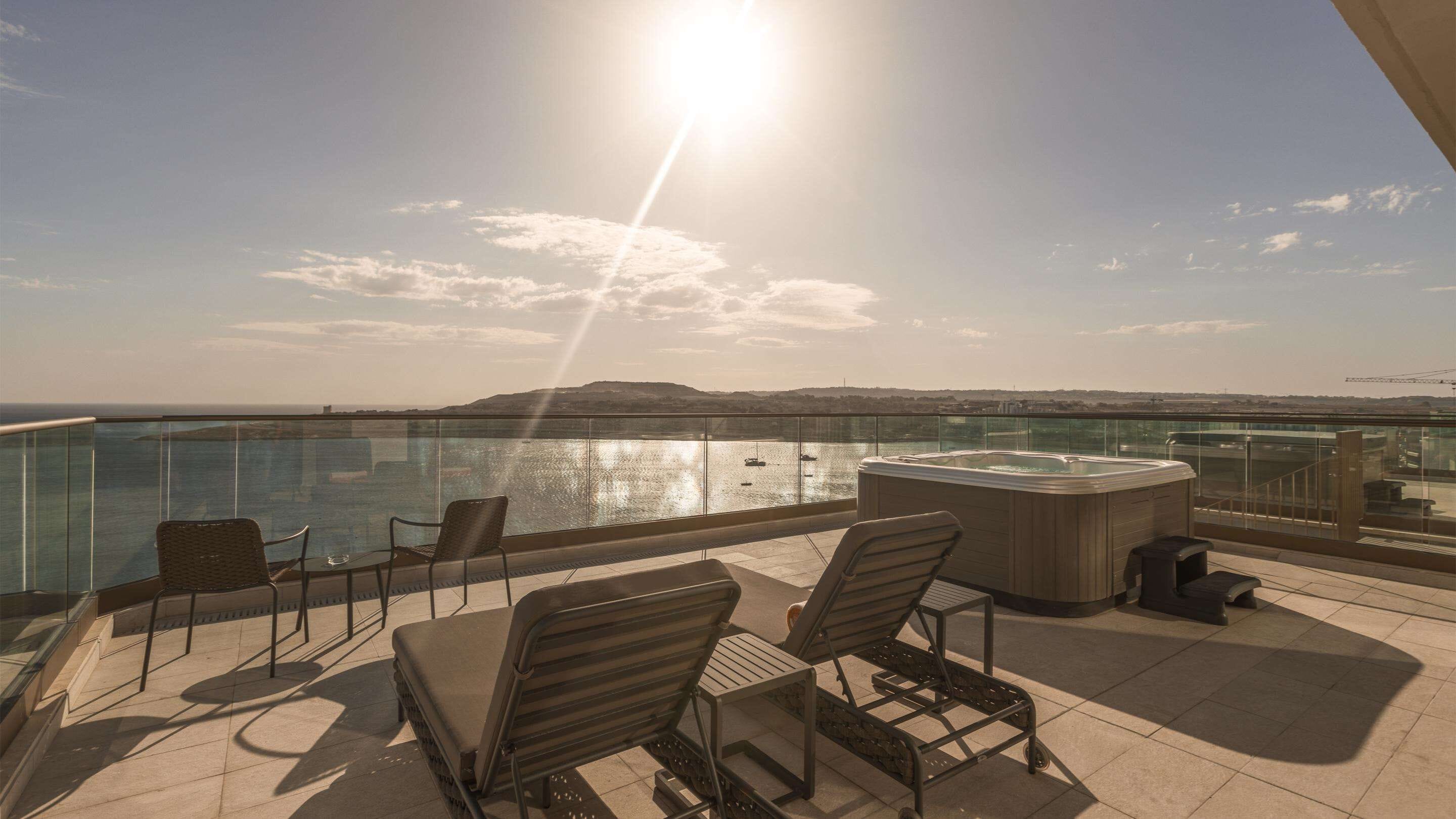 华丽套房, 1 张特大床, 热水浴缸, 海景 | 迷你吧、客房内保险箱、遮光窗帘、熨斗/熨板