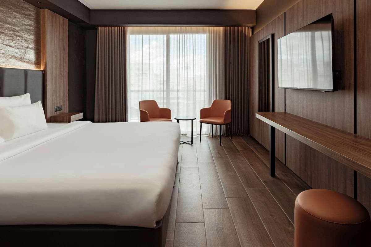 Deluxe Double or Twin Room | 1 bedroom, minibar, in-room safe, blackout drapes