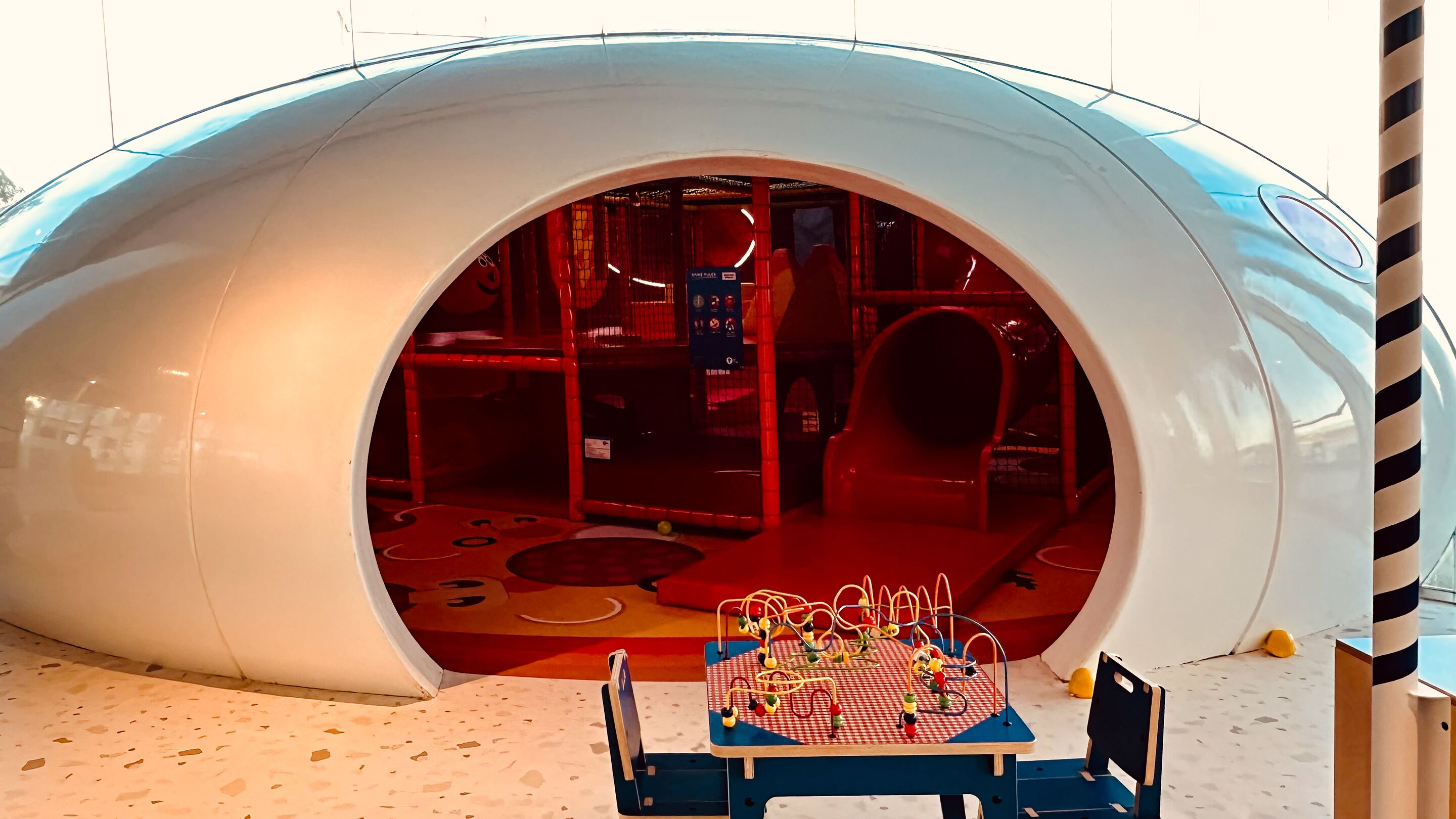 5 restaurants, breakfast, lunch, dinner served; international cuisine