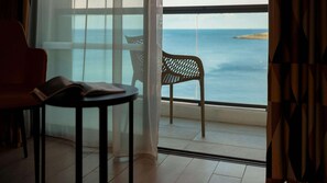 Suite – junior, 1 kingsize-seng, sjøutsikt | Minibar, safe på rommet, blendingsgardiner og strykejern/-brett