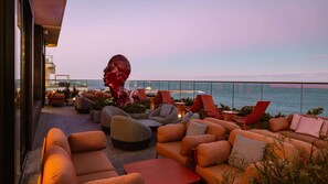 4 bars/lounges, 2 poolside bars