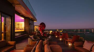 4 bars, 2 bars en bord de piscine