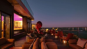 4 bars/lounges, 2 poolside bars