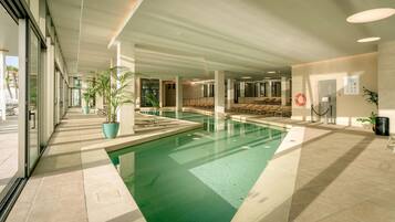 Inomhuspool, 2 utomhuspooler, gratis cabanor och parasoller