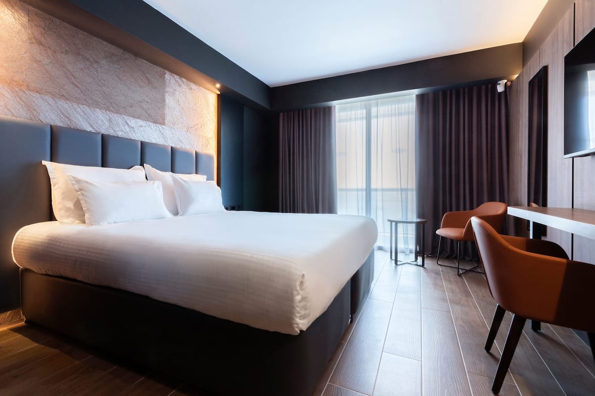 Minibar, in-room safe, blackout drapes, iron/ironing board (on request)