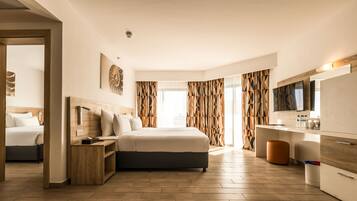 Familiekamer, uitzicht op zee | Een minibar, een kluis op de kamer, verduisterende gordijnen