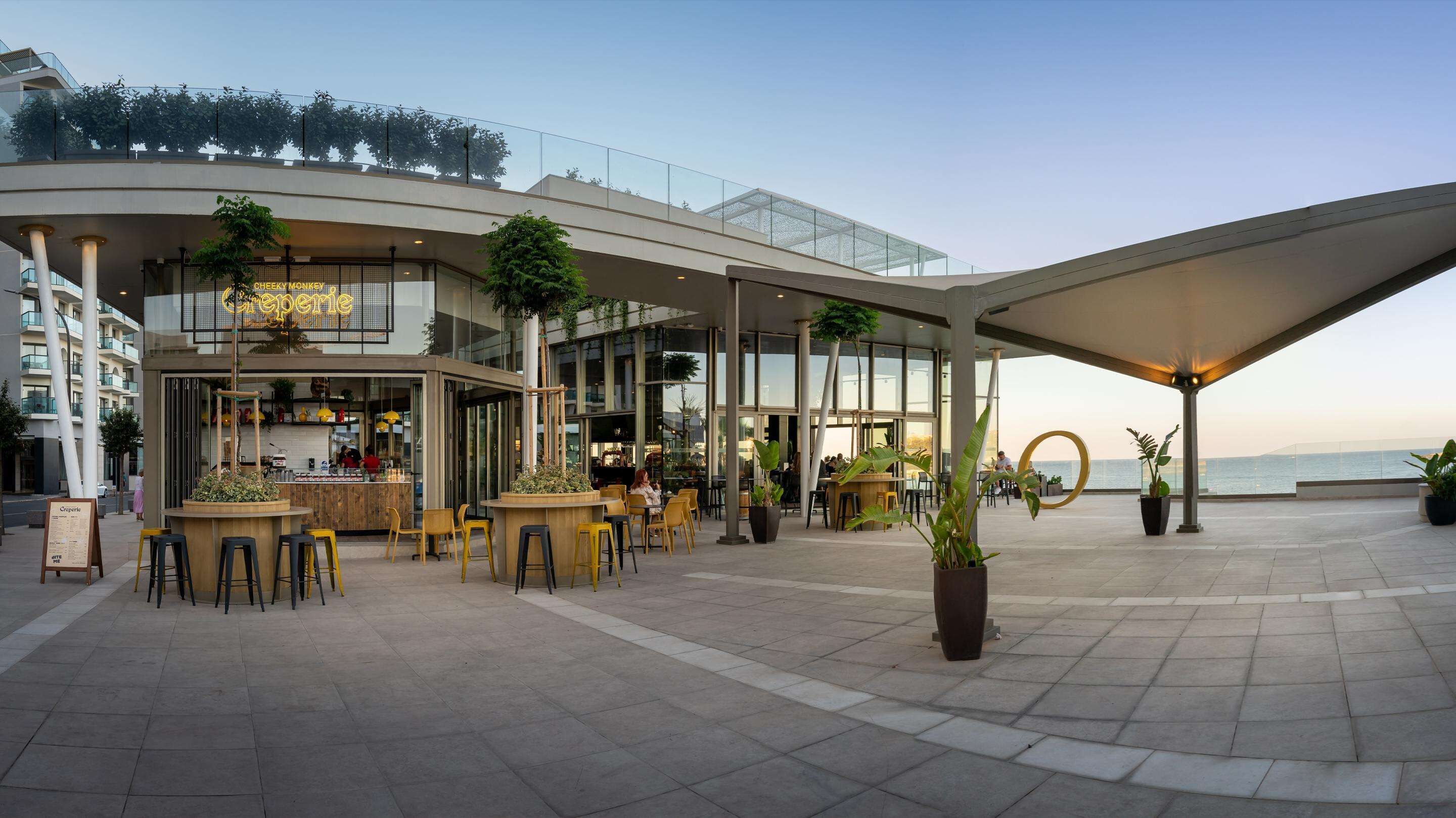 5 か所のレストラン、朝食、ランチ、ディナーに営業 (多国籍料理)