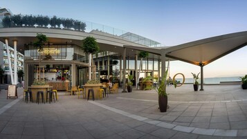 5 restaurants, breakfast, lunch, dinner served; international cuisine