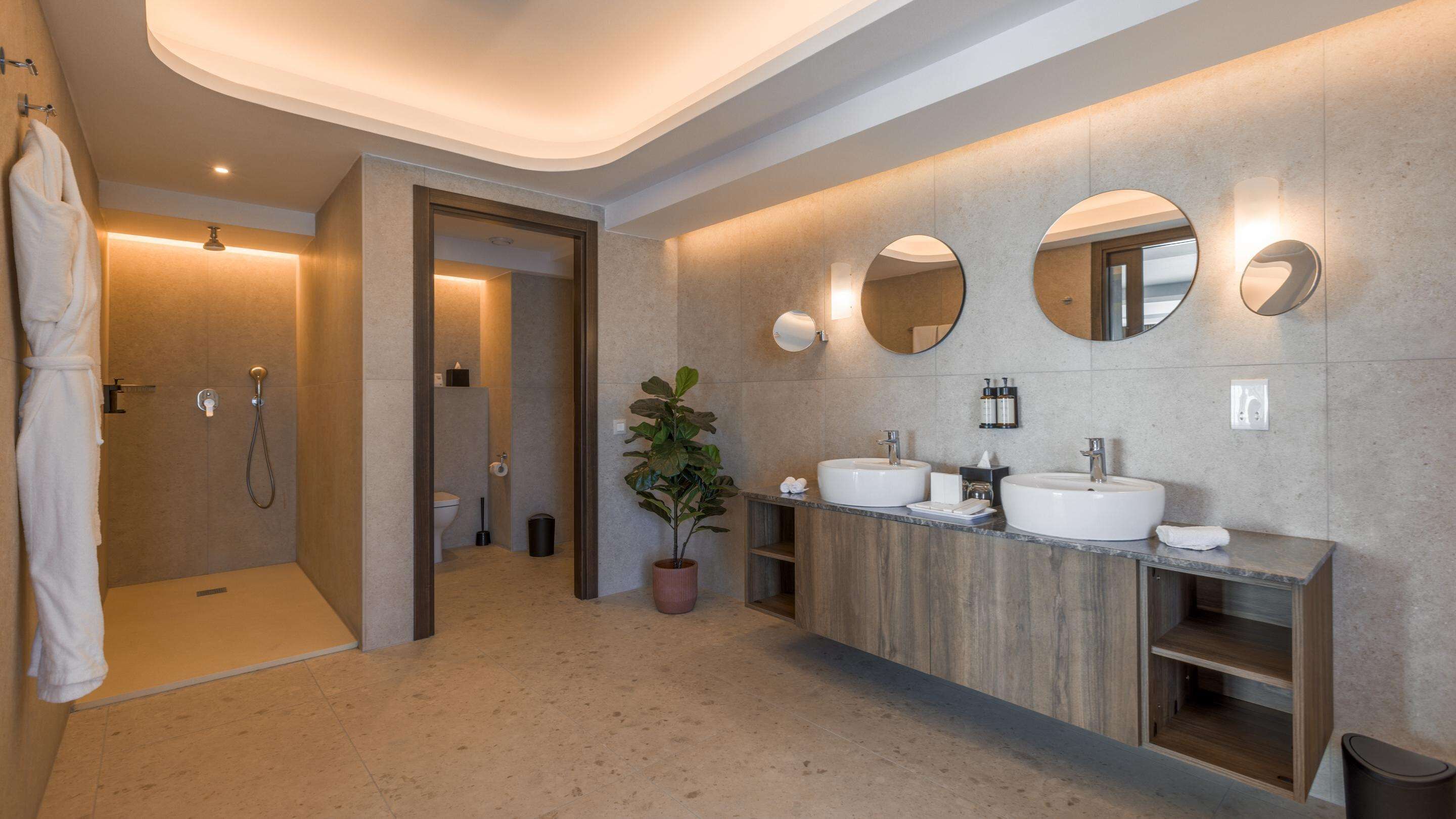 deluxe suite, 1 king bed, hot tub, sea view | bathroom | free toiletries, hair dryer, towels