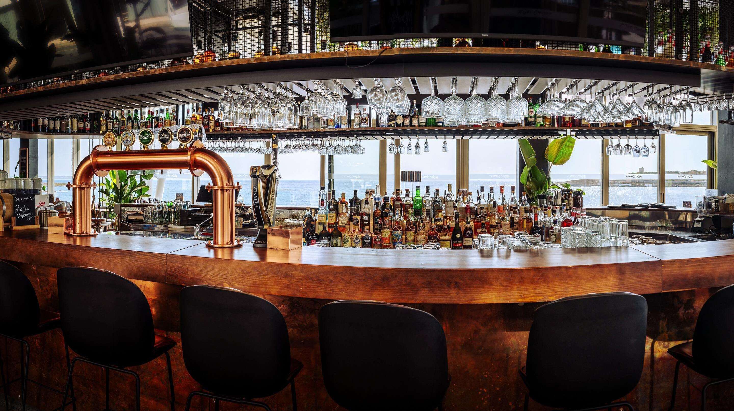 4 bars/lounges, 2 poolside bars