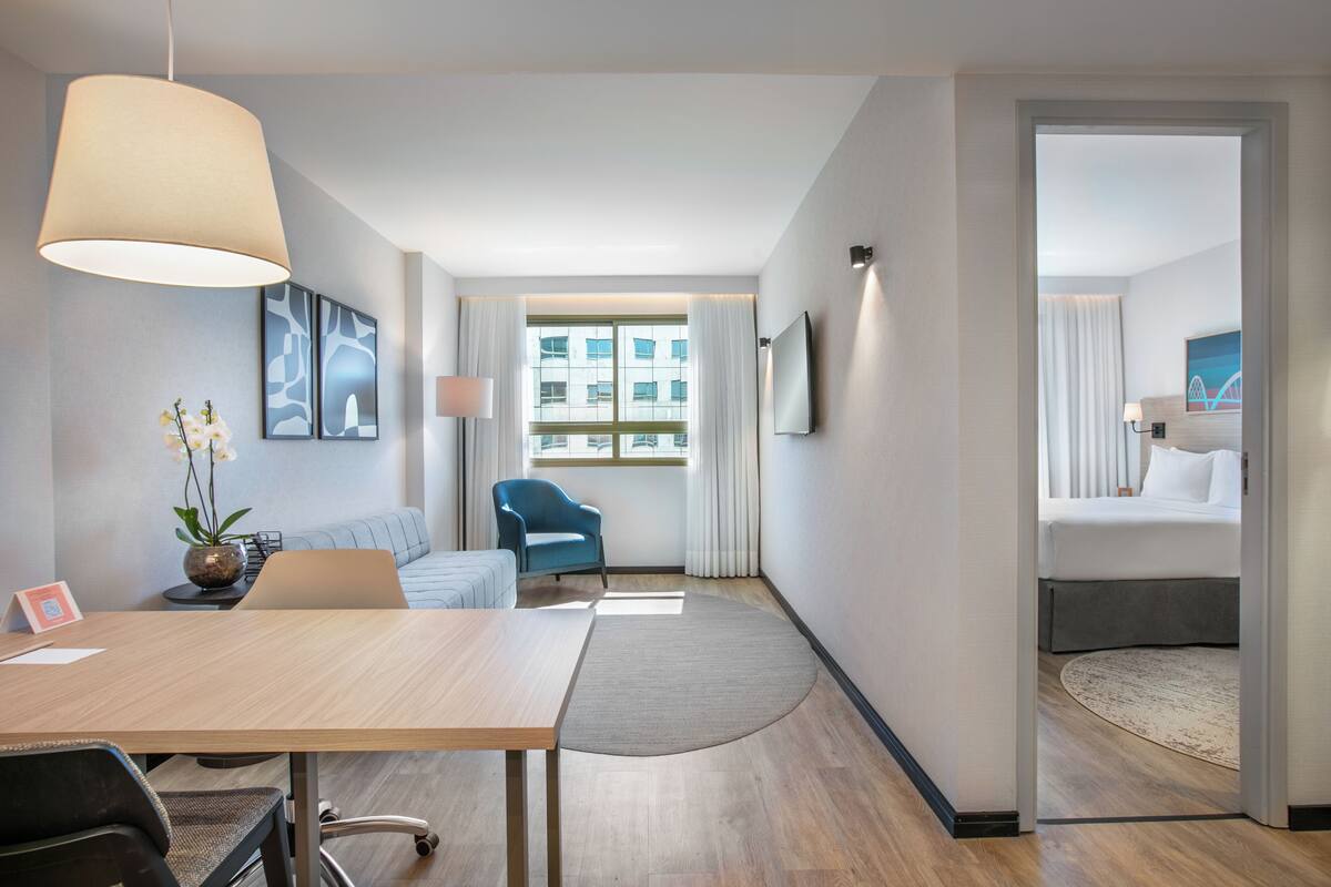 Superior Junior Suite | เครื่องนอนป้องกันสารก่อภูมิแพ้, มินิบาร์, ตู้นิรภัยในห้องพัก, โต๊ะทำงาน