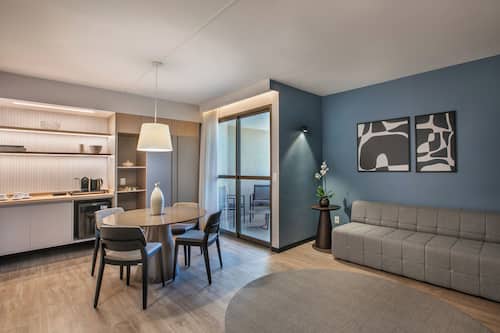Premium Junior Suite King | Área de sala de estar | Televisión LCD de 32 pulgadas con canales vía satélite y televisión