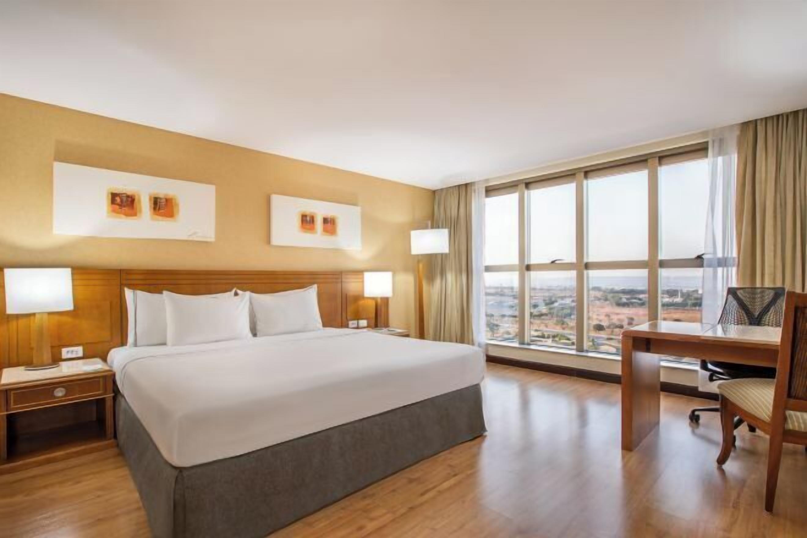 Hypo-allergenic bedding, minibar, in-room safe, desk