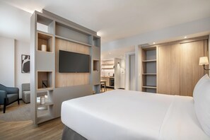 Allergivenligt sengetøj, minibar, pengeskab på værelset, skrivebord