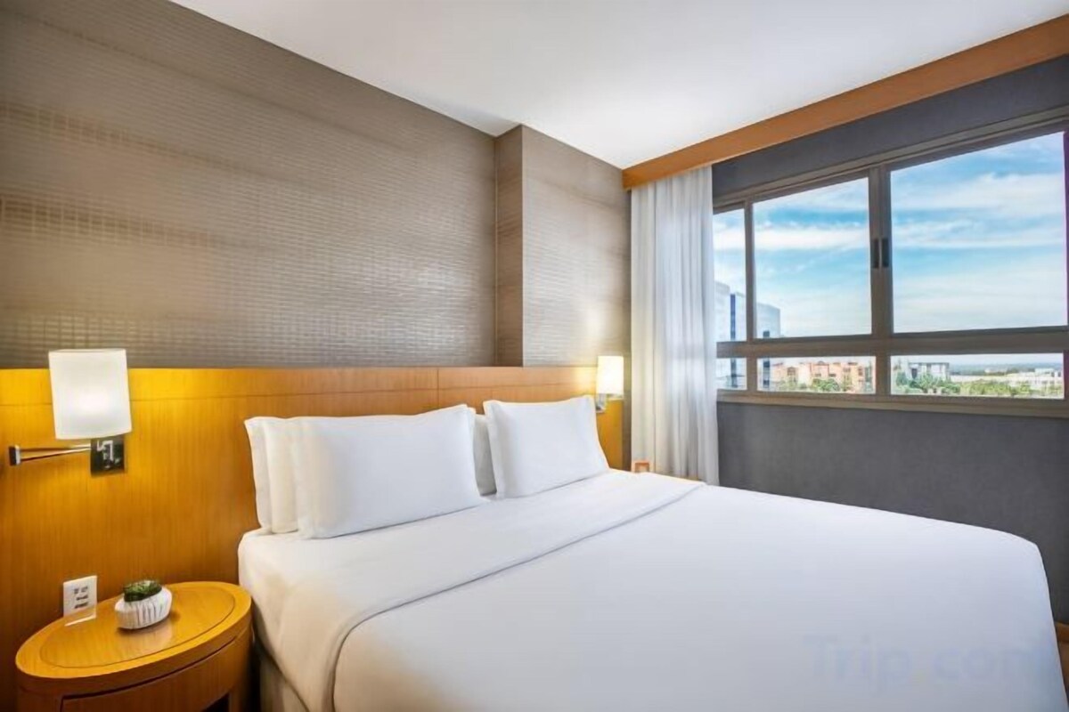 Ropa de cama hipoalergénica, minibar, caja fuerte y escritorio