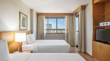 Suite estudio | Ropa de cama hipoalergénica, minibar, caja fuerte y escritorio