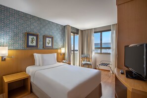 Familienzimmer | Allergikerbettwaren, Minibar, Zimmersafe, Schreibtisch