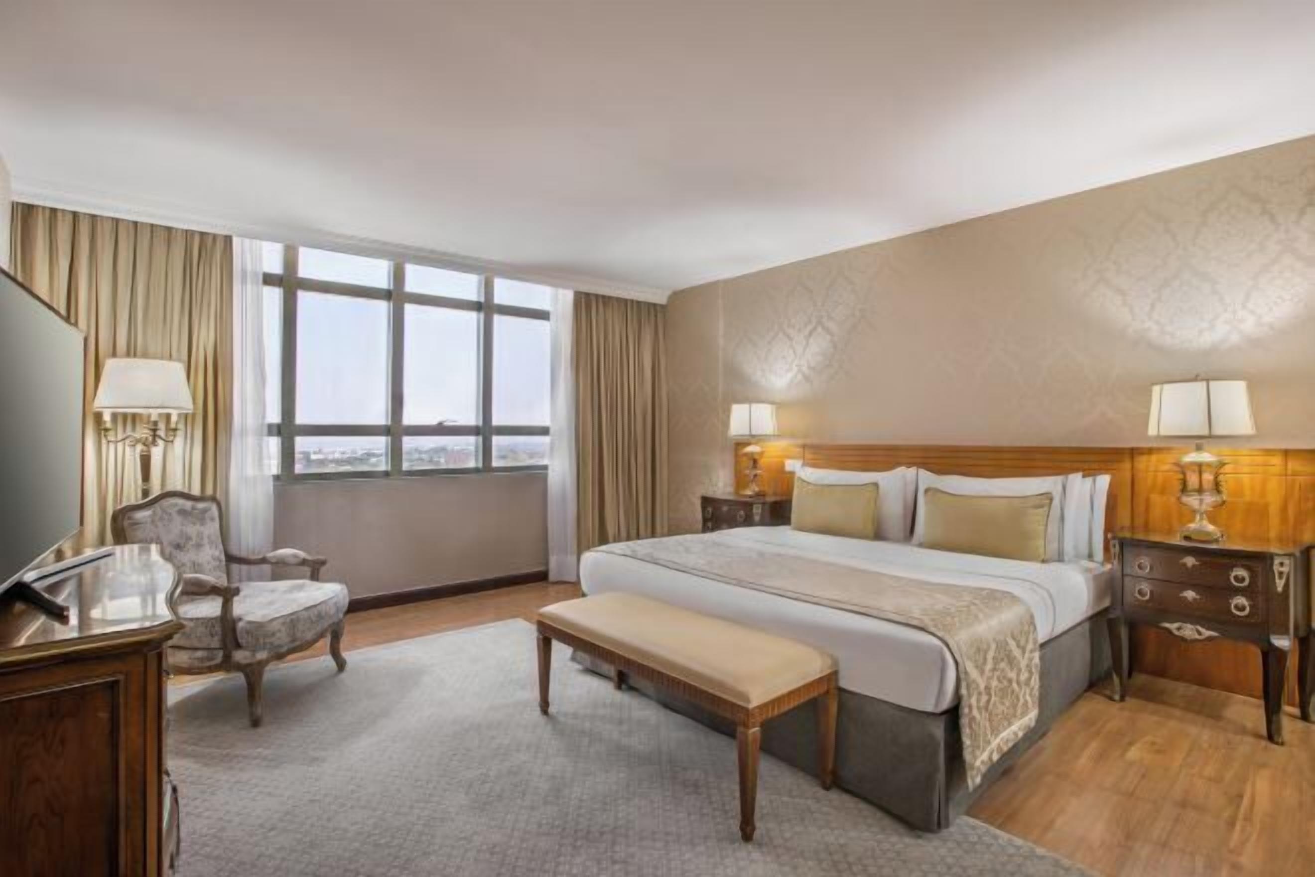 Hypo-allergenic bedding, minibar, in-room safe, desk