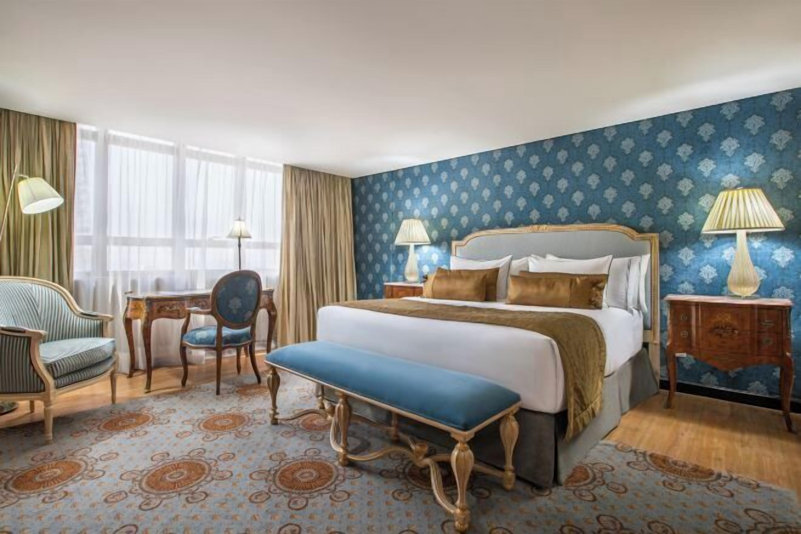 Hypo-allergenic bedding, minibar, in-room safe, desk