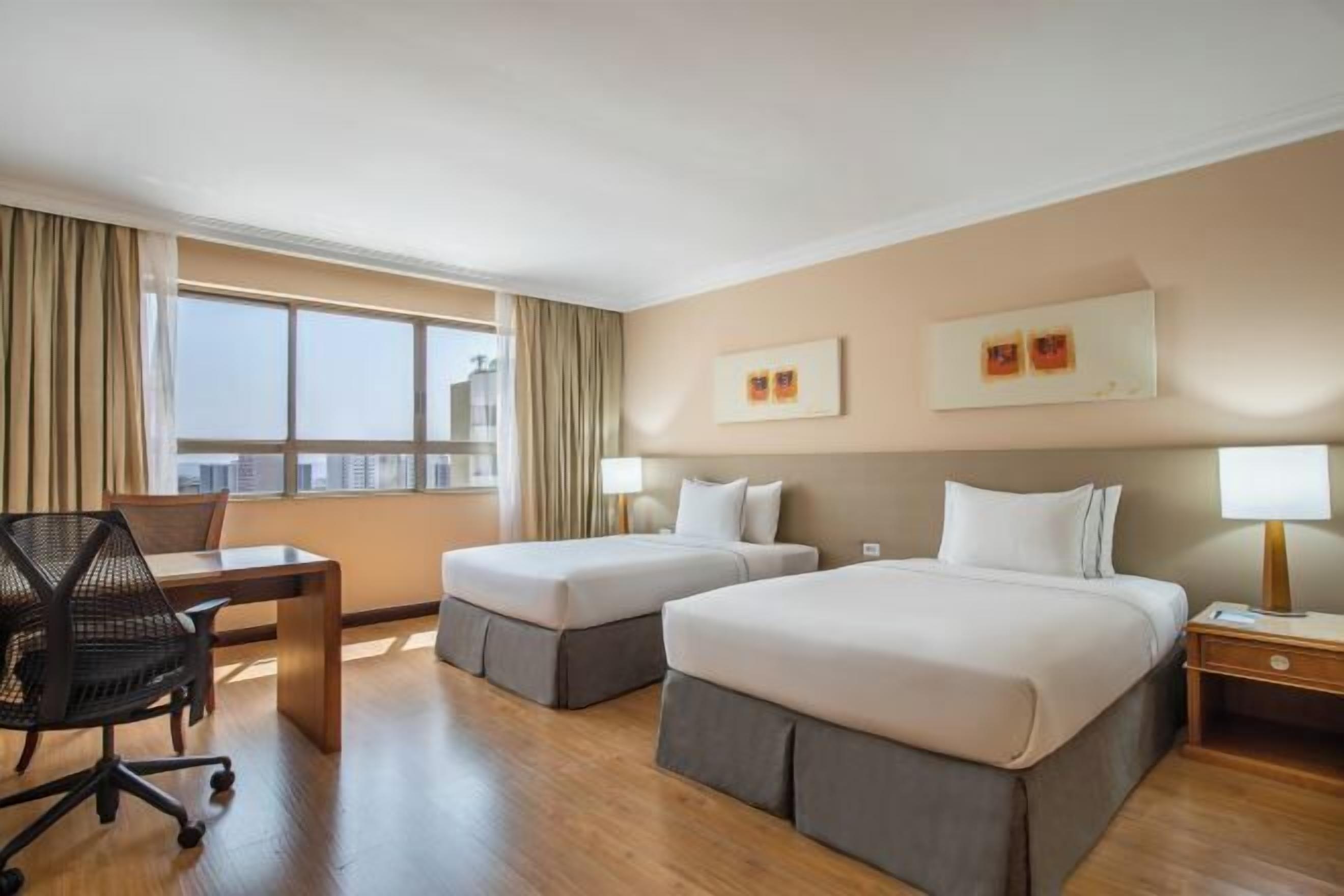 Hypo-allergenic bedding, minibar, in-room safe, desk