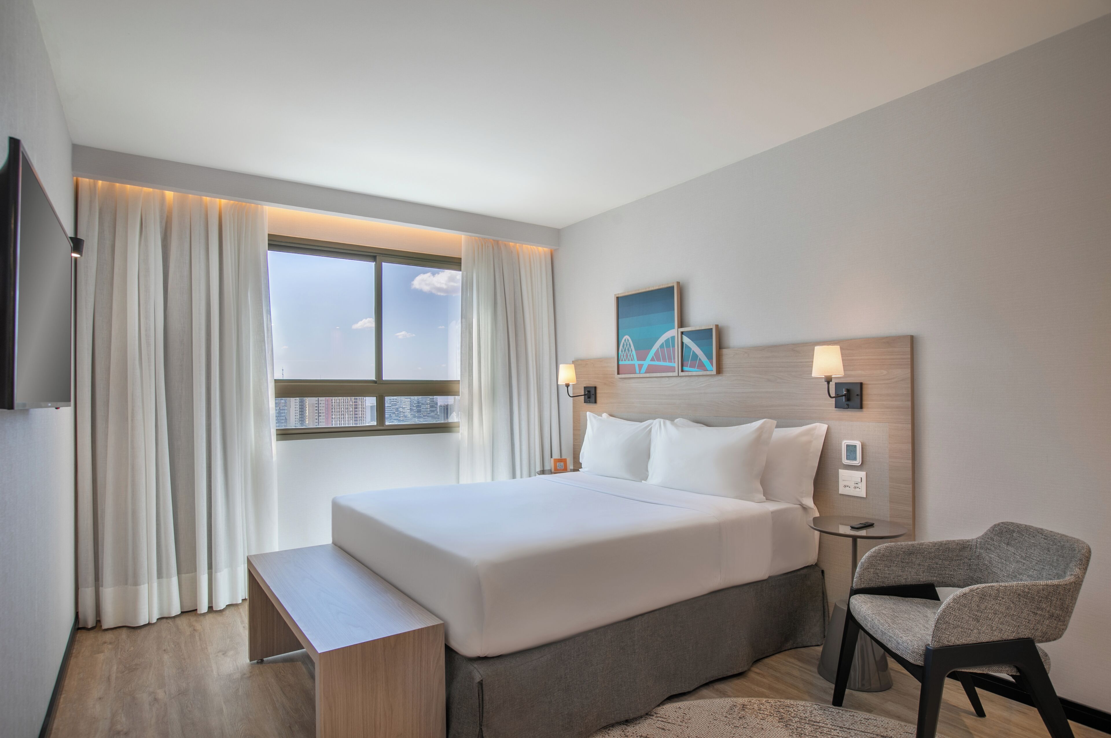 Ropa de cama hipoalergénica, minibar, caja fuerte y escritorio