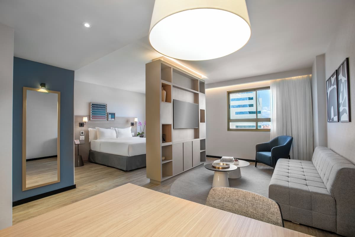 Executive Junior Suite King | เครื่องนอนป้องกันสารก่อภูมิแพ้, มินิบาร์, ตู้นิรภัยในห้องพัก, โต๊ะทำ งาน
