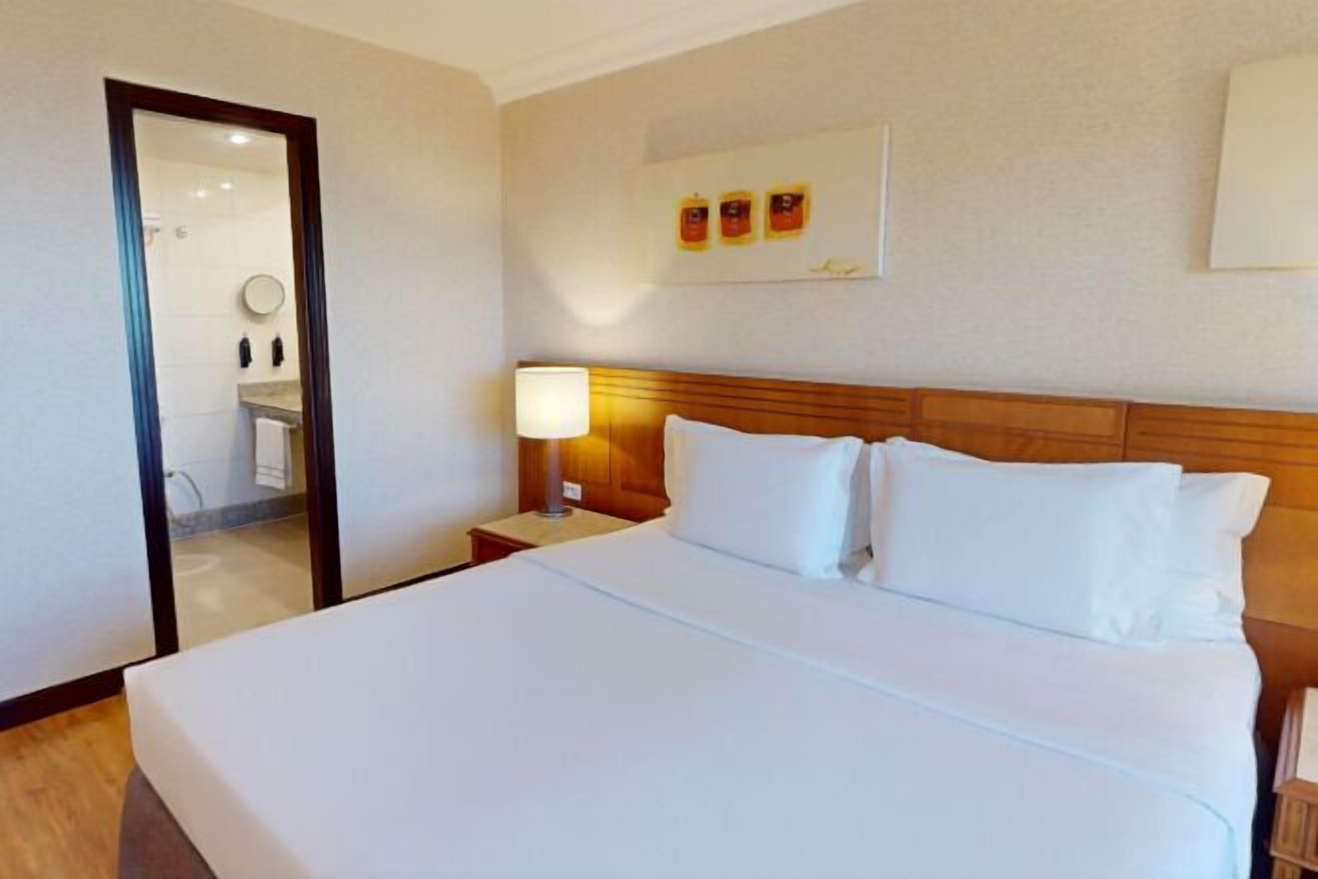 Hypo-allergenic bedding, minibar, in-room safe, desk