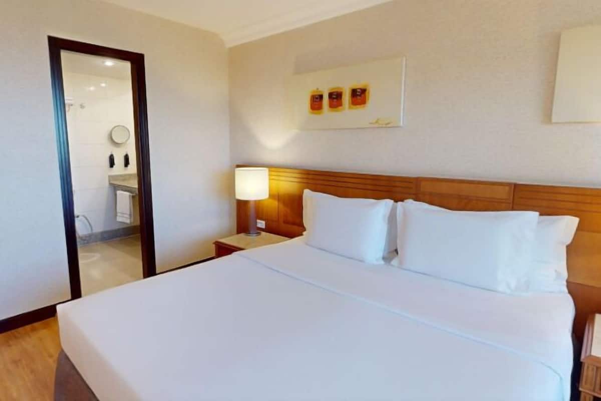 Allergivenligt sengetøj, minibar, pengeskab på værelset, skrivebord