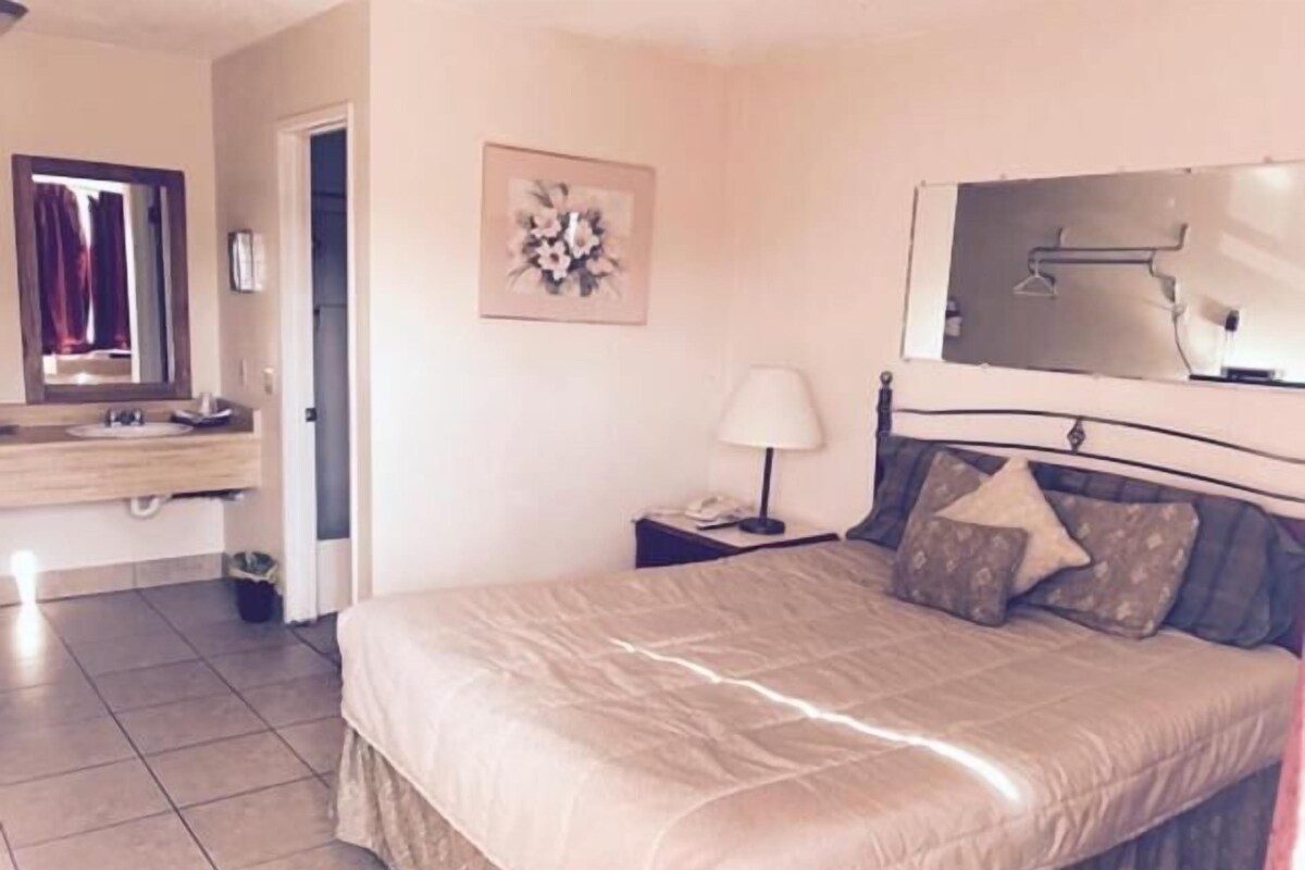 Standard Room, 1 Queen Bed, Non Smoking | Free WiFi, bed sheets