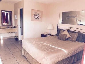 Standard Room, 1 Queen Bed, Non Smoking | Free WiFi, bed sheets