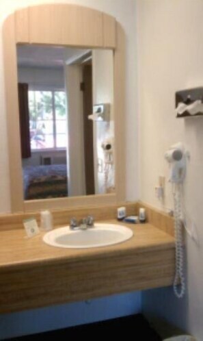 Chambre Standard, 1 grand lit, non-fumeur | Salle de bain | Articles de toilette (gratuits), serviettes fournies