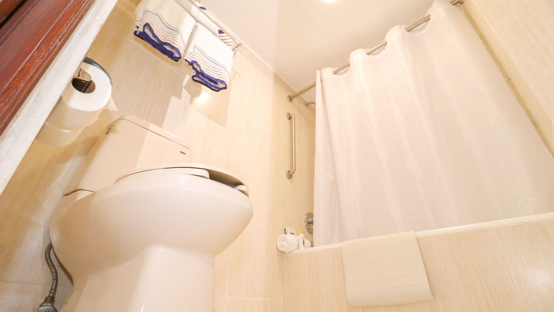 grand single room | bathroom | combined shower/bathtub, free toiletries, hair dryer, towels