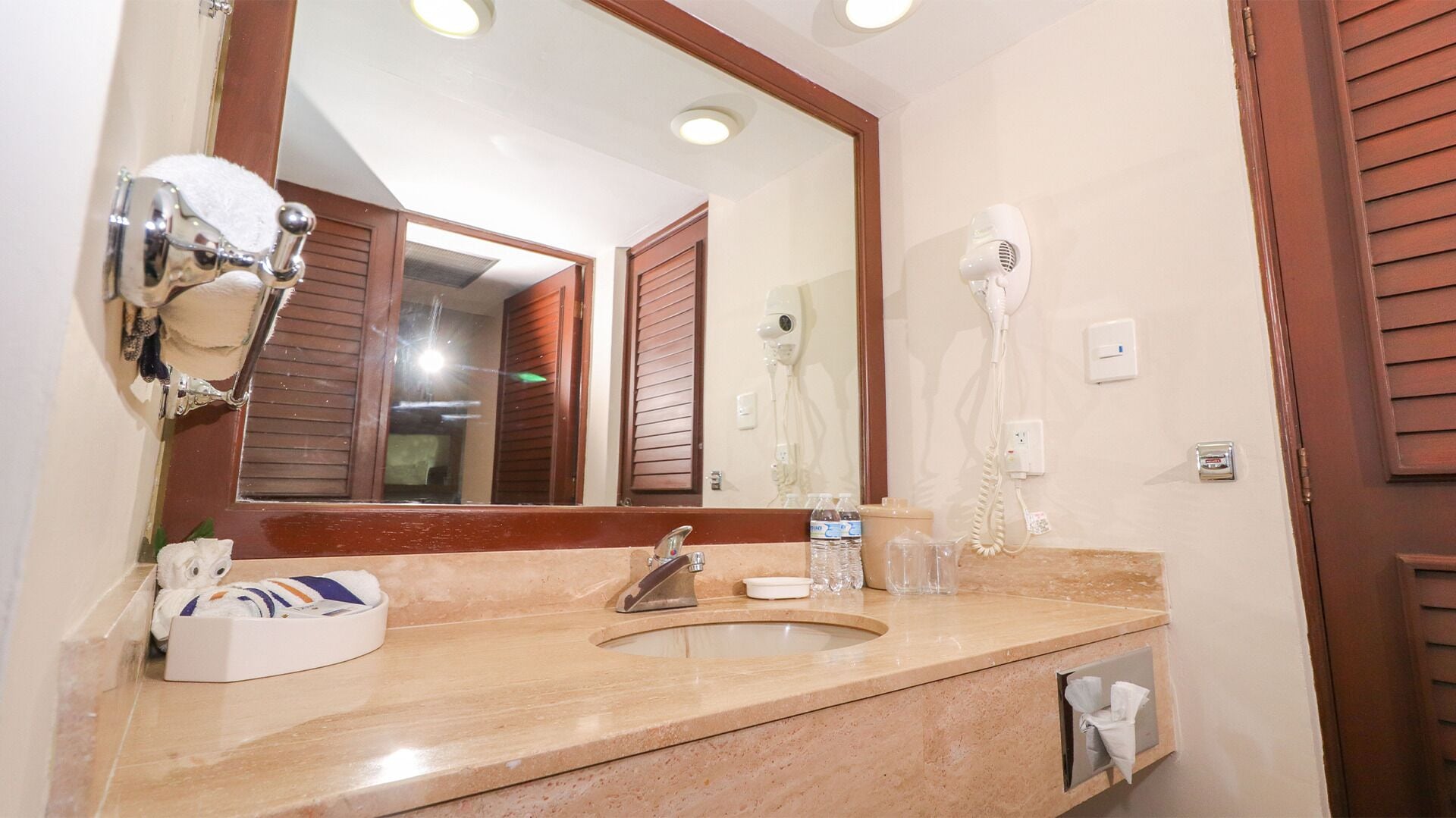 grand double room | bathroom | combined shower/bathtub, free toiletries, hair dryer, towels