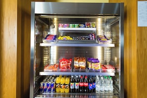 Un distributeur automatique rempli d’en-cas, de chocolats et de boissons.