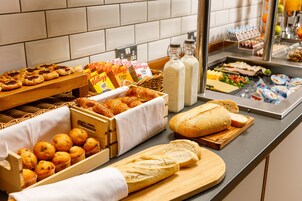 Se ofrece un desayuno bufé (12.00 GBP por persona)