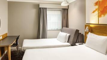 Bureau, rideaux occultants, fer et planche à repasser