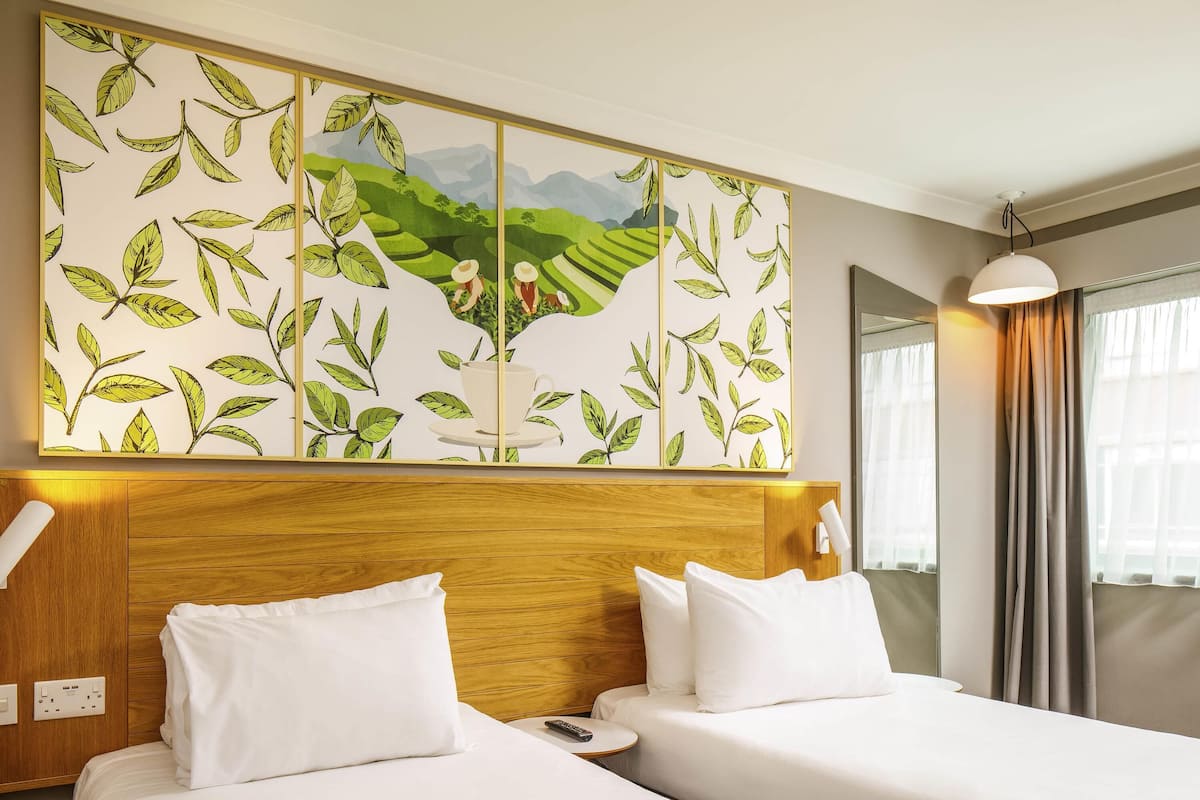 Habitación, 2 camas individuales (The Duet) | Escritorio, cortinas blackout y tabla de planchar con plancha