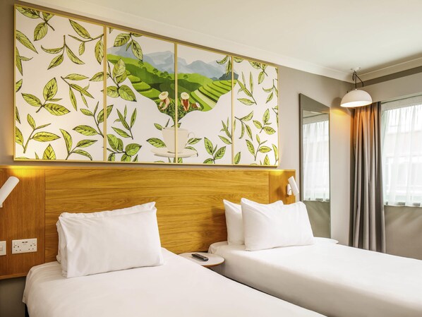 Desk, blackout curtains, iron/ironing board, free cots/infant beds - ibis Styles Birmingham Centre (Birmingham)