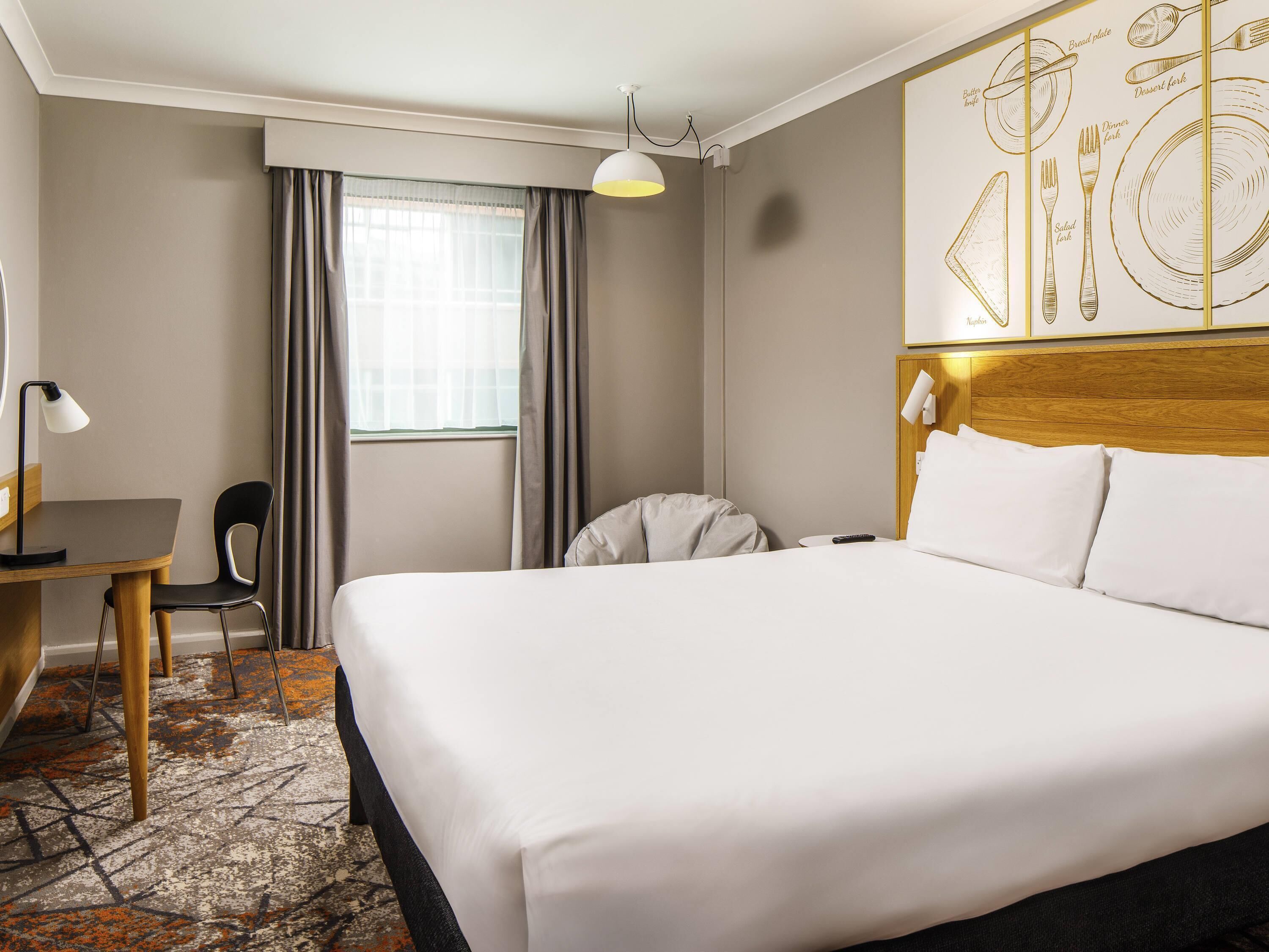 Room, 1 Double Bed (The Queen) | Desk, blackout curtains, iron/ironing board, free cots/infant beds